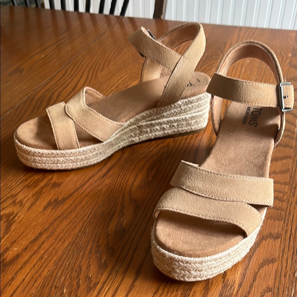 Toms Audrey Wedge Sandal Size 7 Color - Suede Honey (Never been worn)